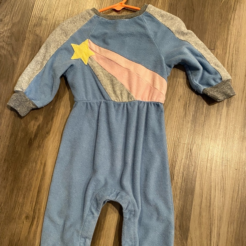 Mikimette Shooting Star Romper
Baby Girl Size 12 Months